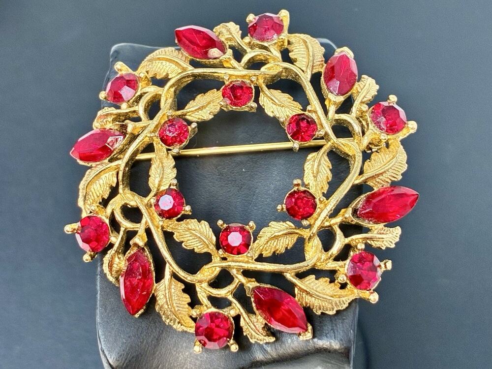 Vintage Gold Tone Wreath Brooch with Ruby Red Rhinestones – Holiday